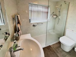 family bathroom- click for photo gallery